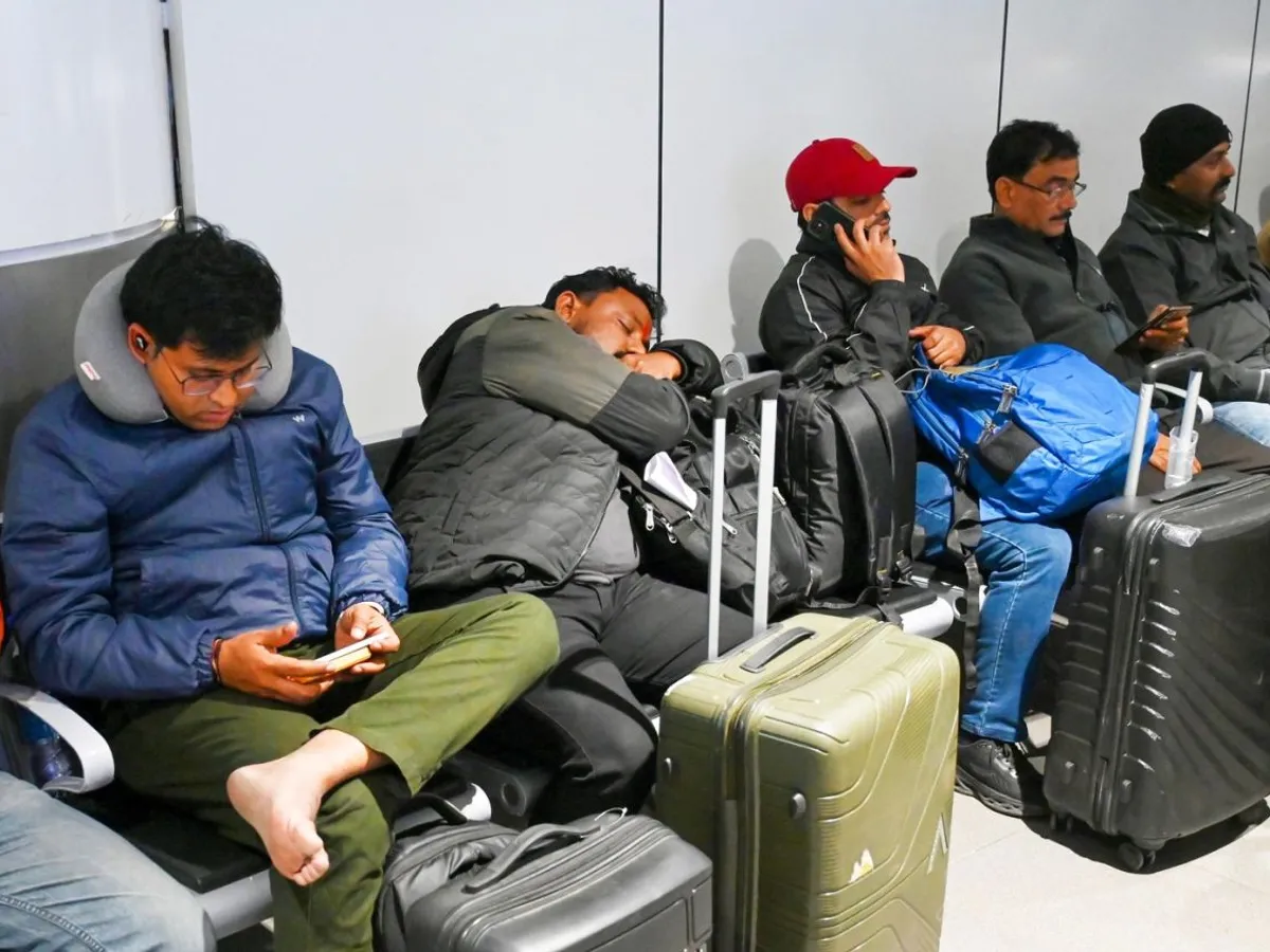 Pasageri blocaţi pe Aeroportul din New Delhi, după anularea masivă a zborurilor IndiGo - Foto: Profimedia Images