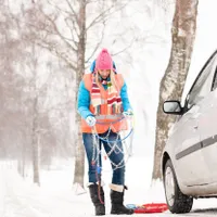 Ești șofer? Trebuie să știi cum se montează corect lanțurile de zăpadă pe roțile mașinii - Foto: Profimedia Images