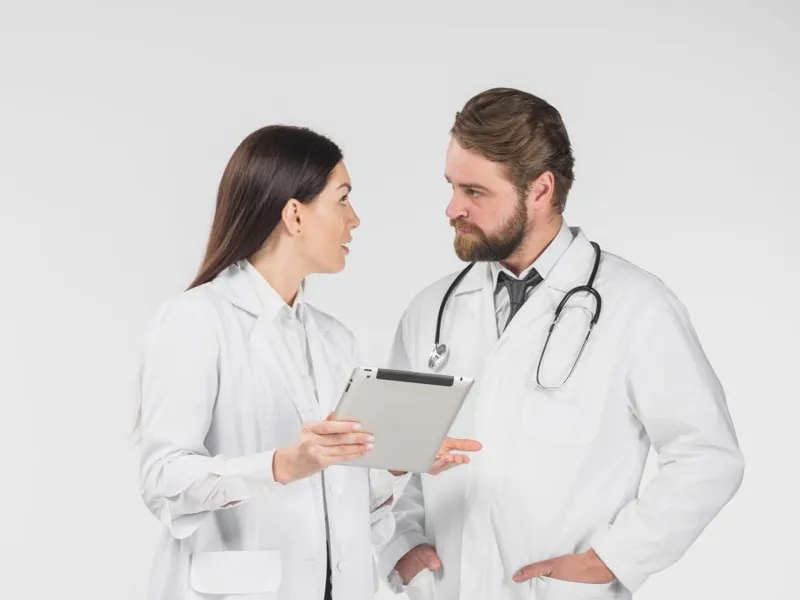 Medicii care la ora 11-12 ziua pleacă să lucreze la spitale şi clinici private vor fi daţi afară - Foto: Freepik/CC0
