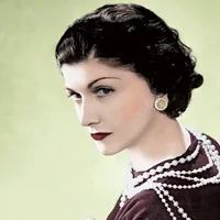 ELEGANȚĂ PERSONALIZATĂ Coco Chanel a lansat moda șiragurilor lungi de perle false sau adevărate, un accesoriu în contrast cu stilul minimalist al creaților sale