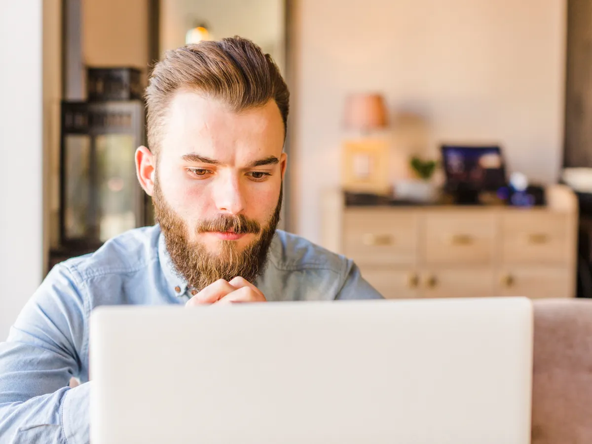 Alertă pe booking: hackeri clonează site-urile şi fură datele bancare ale turiştilor