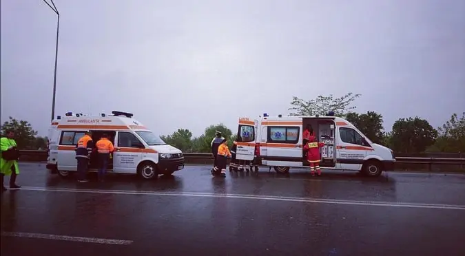 Un bărbat a fost accidentat mortal pe DN1 la Băicoi. Traficul se desfășoară cu dificultate/FOTO: Facebook/Ambulanta