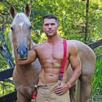 GALERIE FOTO Atenție, doamnelor! Pompierii australieni au pozat la bustul gol pentru calendarul 2025 - Foto: Profimedia Images