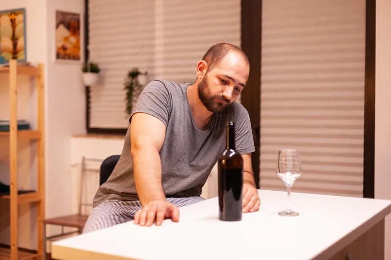 Bărbat care bea băuturi alcoolice - Foto: Freepik (imagine cu rol ilustrativ)