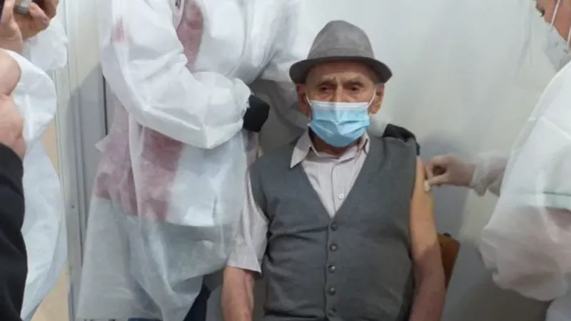 Un bătrân de 105 ani din Cluj s-a vaccinat contra COVID/FOTO: Știrile ProTV