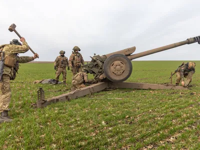 Rusia scoate din depozite, repară și duce în Ucraina obuziere M-30 din al II-lea Război Mondial - Foto: Profimedia Images