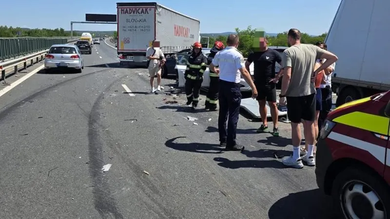 Accident în lanț pe A1. 11 adulți și 3 copii au fost răniți. 7 vehicule, implicate - Foto: News.ro