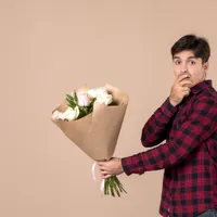 Bărbat care are un buchet de flori în mână - Foto: Magnific.com (Imagine cu rol ilustrativ)