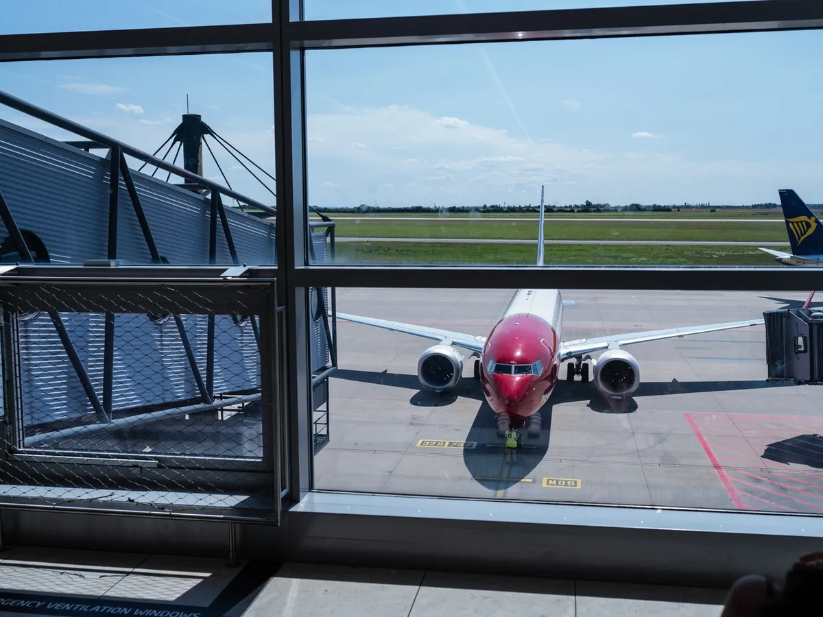 Măsură fără precedent în criza kerosenului: companiile aeriene ar putea anula preventiv zeci de zboruri
