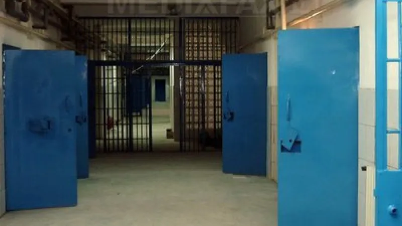 Deținuții de la Penitenciarul Ploiești își fabricau țuică apoi se îmbătau și se luau de gardieni Foto: ph-online.ro