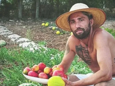 După ce i-a murit fratele, a spus ADIO. Apoi, a decedat și tatăl lui, iar acum e grădinar: ”Avem pepeni galbeni și verzi”