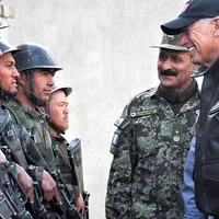 BIDEN LA KABUL Președintele Joe Biden a fost surprins de viteza cu care a capitulat armata afgană. În 2011, pe când era  vicepreședinte al SUA, acesta s-a întâlnit cu  militarii afgani,  la Kabul - FOTO: Getty Images