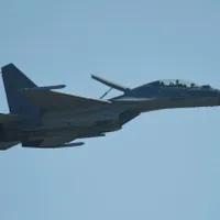 Un avion de vânătoare J-16 efectuează un zbor în zbor la 2022 Zhuhai Air Show din Zhuhai, provincia Guangdong din sudul Chinei - Foto: Profimedia Images