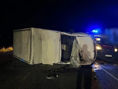 Un tânăr a băut, a furat o dubă, a condus fără permis și s-a răsturnat cu mașina pe DN17. / Foto: Info Trafic 24, Facebook