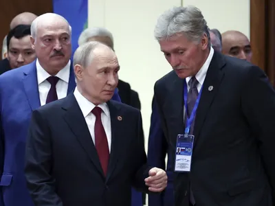 Vladimir Putin și Dimitri Peskov - Foto: Profimedia images