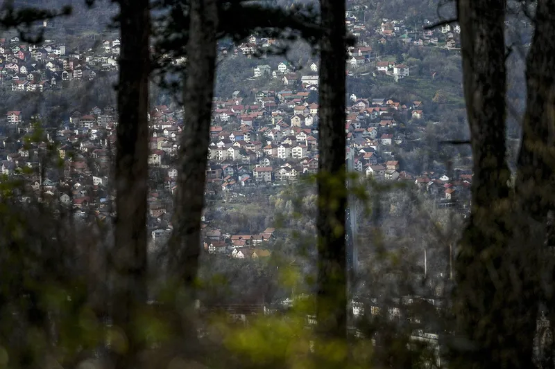 O vedere a locurilor înalte de unde lunetiștii au tras asupra locuitorilor din Sarajevo - Foto: Profimedia Images