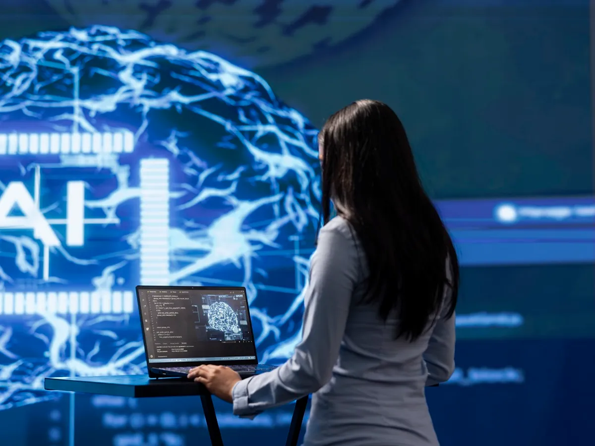 Femeie și inteligența artificială - Foto: Pexels (cu rol ilustrativ)