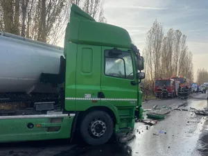 Accident rutier în Prahova. Două cisterne pline cu combustibil s-au lovit de o mașină Foto: captură video Observator