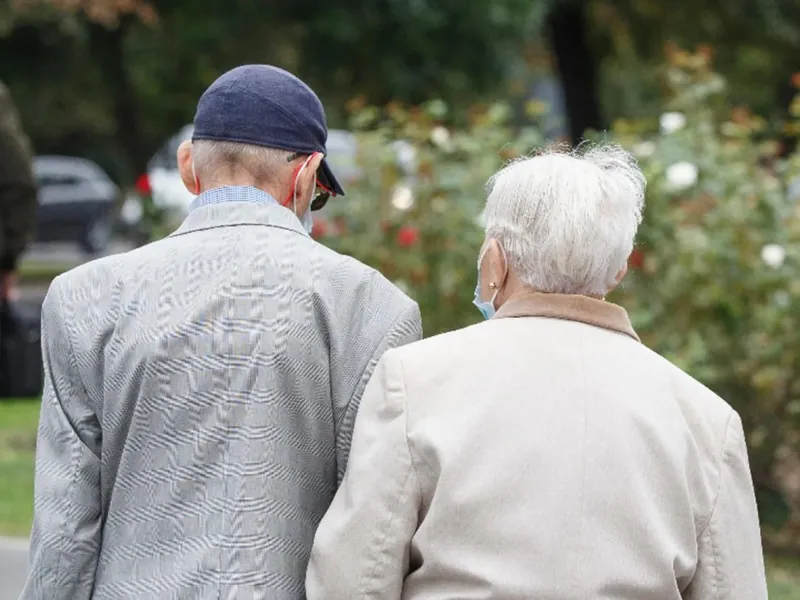 Escrocheria prin care pensionarii rămân fără pensie de sărbători. La cine să NU deschidă ușa - Foto: Profimedia Images (imagine cu rol ilustrativ