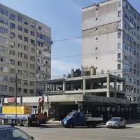 Primarul Chirica şi un afacerist apără, umăr la umăr, un bloc considerat ilegal de Prefectura Iași/FOTO: ziaruldeiasi.ro
