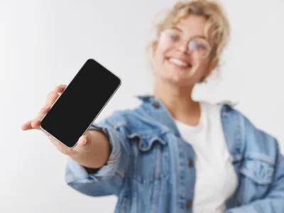 Persoană cu telefon în mână - Foto: Magnific.com (Imagine cu rol ilustrativ)