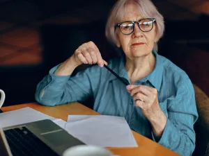 Pensionară căutând vești despre pensiile private - Foto: Freepik