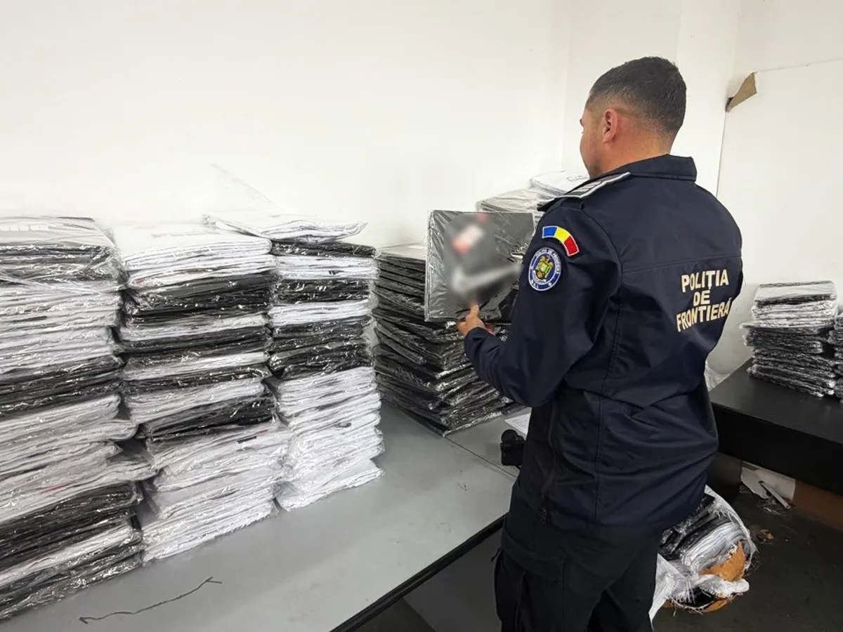 Haine, parfumuri și genți contrafăcute, confiscate de Poliția de Frontieră la Giurgiu. Unde erau ascunse?