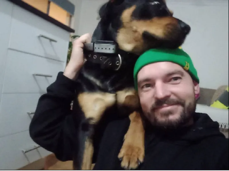 Alister MacPhee lovește un corcodil pentru a-și salva câinele - Foto:  Foto: Youtube / Capturra video