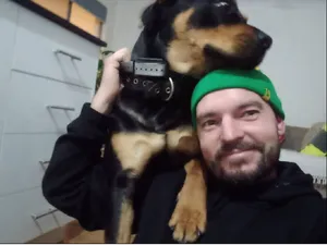 Alister MacPhee lovește un corcodil pentru a-și salva câinele - Foto:  Foto: Youtube / Capturra video