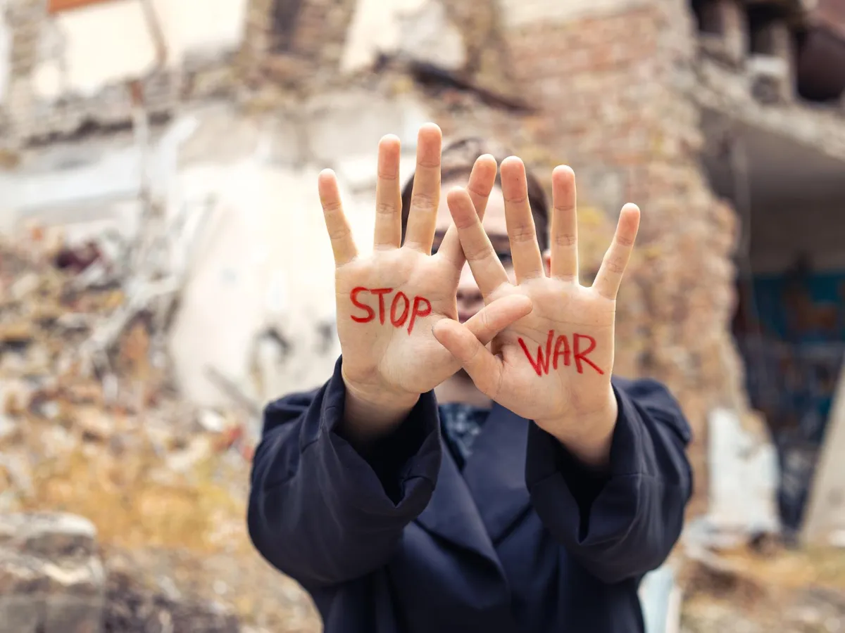 Persoană care are scris pe mâini stop război - Foto: Freepik (rol ilustrativ)
