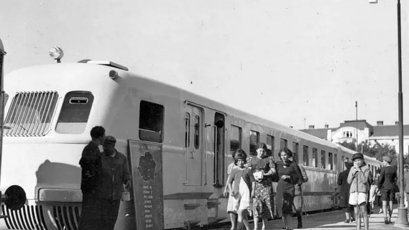 Automotorul Malaxa 1001, primul tren de viteză din România - Foto: Facebook/CFR- Istorie și cotidian