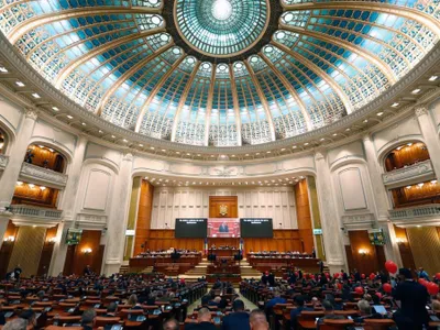 Care sunt cadourile interzise demnitarilor? Ce face un responsabil dacă îl primeşte? - Foto: Profimedia Images