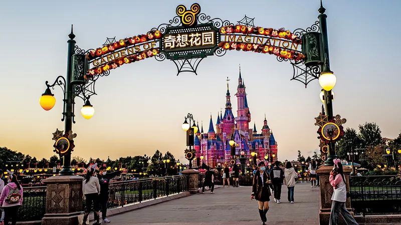 REGATE MAGICE Parcul Disney din Shanghai. Disney are un al doilea parc în China, care este situat în Hong Kong