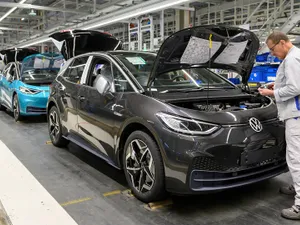 Volkswagen AG va renunţa la 5.000 de angajaţi de la fabricile sale din Germania până la finalul lui 2023, ca parte a programului de reducere a costurilor. / Foto: autonews.com