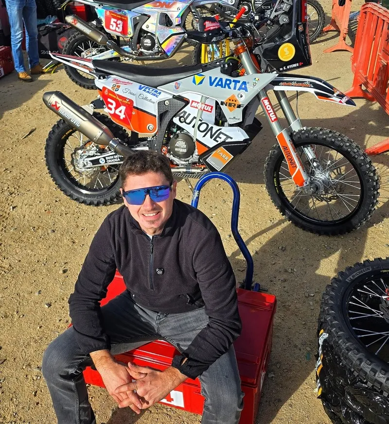 Mani, la verificarea motociletei pentru Dakar 2026 - Foto: Facebook / Emanuel Gyenes - Mani