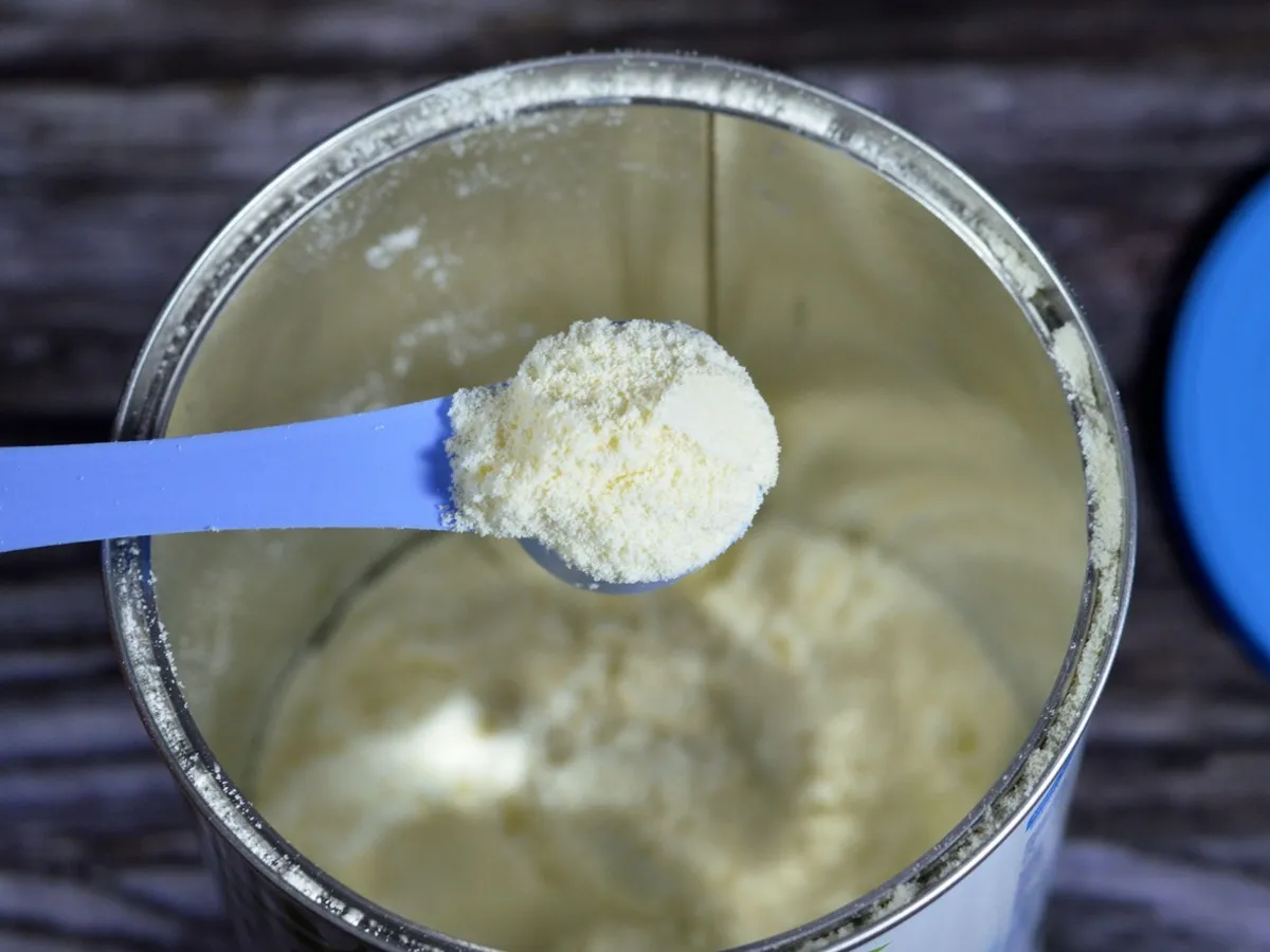 Alertă ANSVSA pentru părinți. Loturi de lapte praf Aptamil și Milupa, retrase de urgență din cauza unei toxine