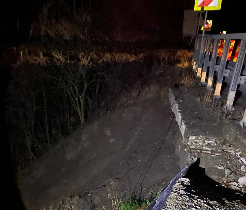 DN1 riscă să se surpe la Comarnic - Foto: Facebook / Actualitatea Prahoveană