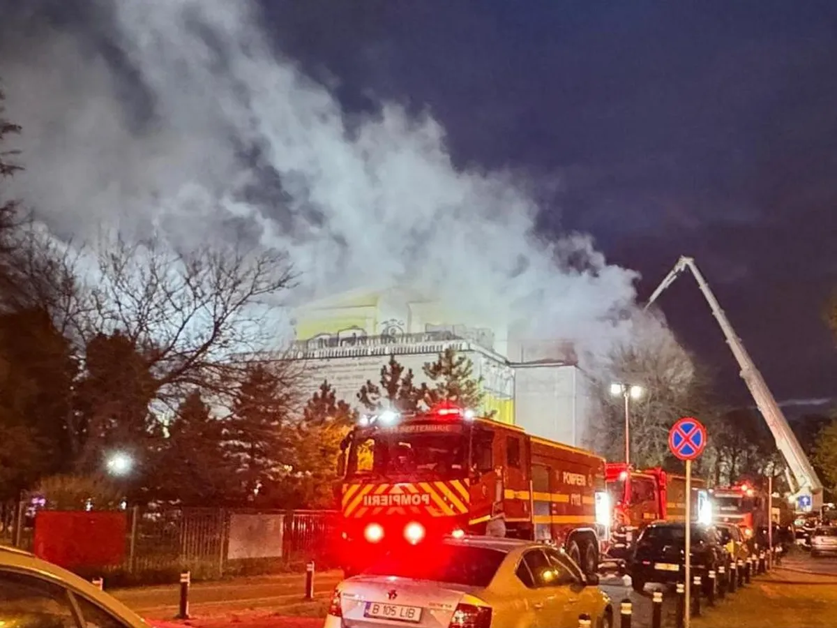 Teatrul Masca din București, în flăcări. Pompierii intervin în forță cu 12 autospeciale - Foto: observatornews.ro