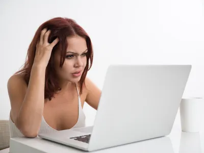 O femeie în fața laptopului - Foto: Magnific (rol ilustrativ)