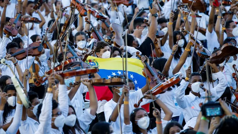 Venezuela a stabilit recordul Guinness pentru cea mai mare orchestră din lume. / Foto: agerpres.ro
