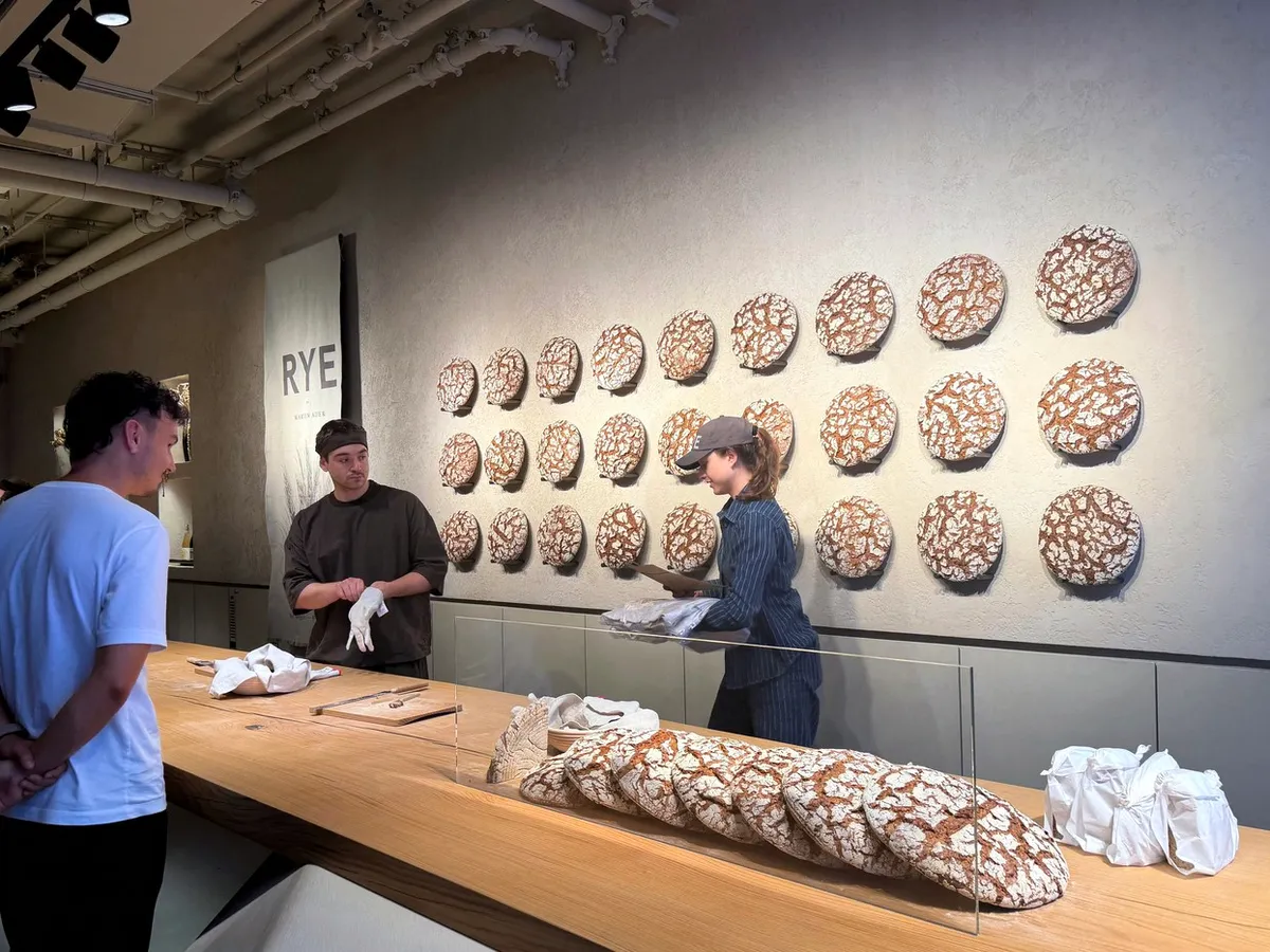 O pâine artizanală de 1,5 kilograme, cu aluat natural cu maia, fără adaos de drojdie de panificație, și coaptă într-un cuptor special, costă și 60 de dolari la New York - Foto: Profimedia Images