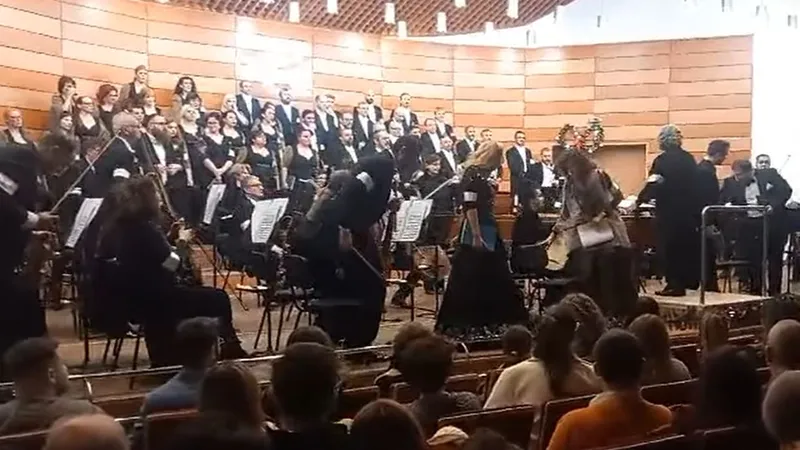 Olguţa Vasilescu desfiinţează Corul Filarmonicii Oltenia - Foto: captură video Facebook/Simona Petrencu