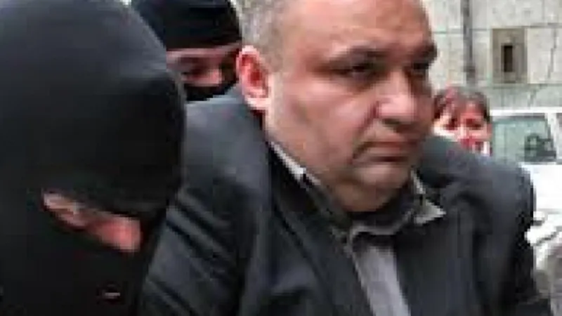 Interlopul Fane Căpățână, care se dădea polițist și fura butelii din copac, a scăpat de arest Foto: Mediafax