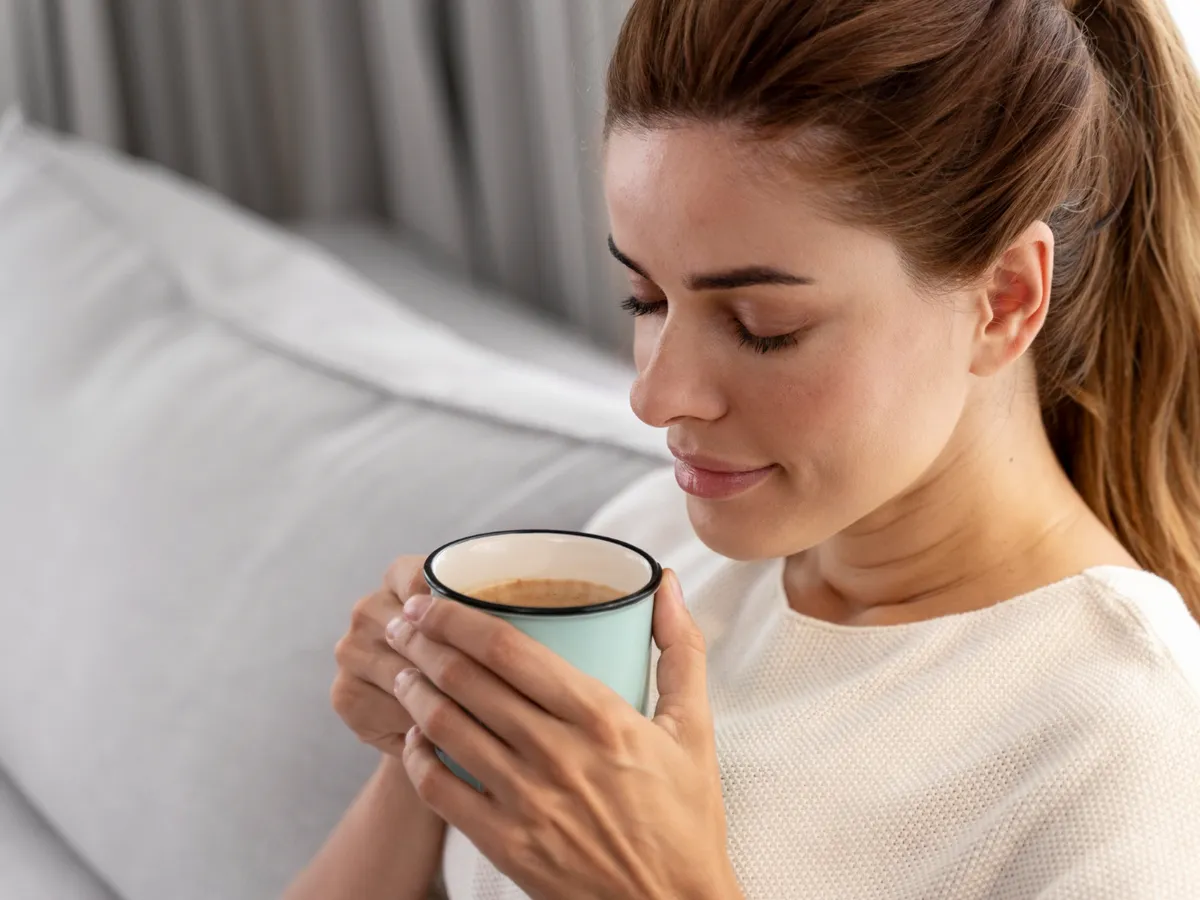 Femeie care bea o cafea - Foto: Freepik (rol ilustrativ)