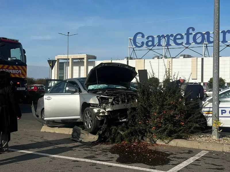 Accident incredibil, în parcarea unui supermarket din București. Două Toyota, făcute praf - Foto: Facebook/Info Trafic Bucuresti si Ilfov