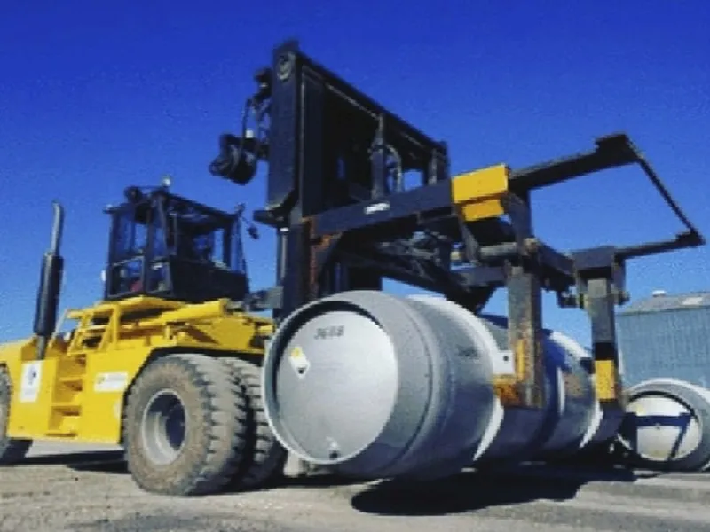 Un motostivuitor transportă un cilindru cu hexafluorură de uraniu, în scopul injectării gazului în centrifugele din instalația nucleară de la Fordo, din Iran - Foto: Profimedia Images (Imagine cu caracter ilustrativ)