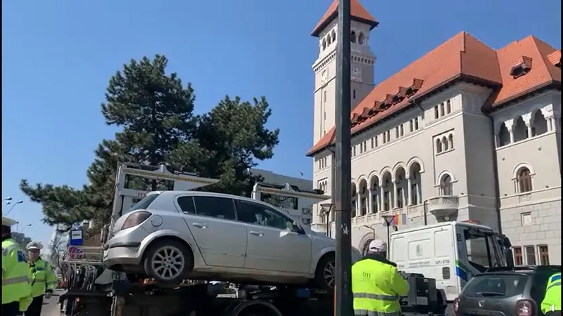 „Hingherii” ridică mașinile parcate neregulamentar și în Sectorul 1. Cost minim, 425 lei. / Foto: captura video