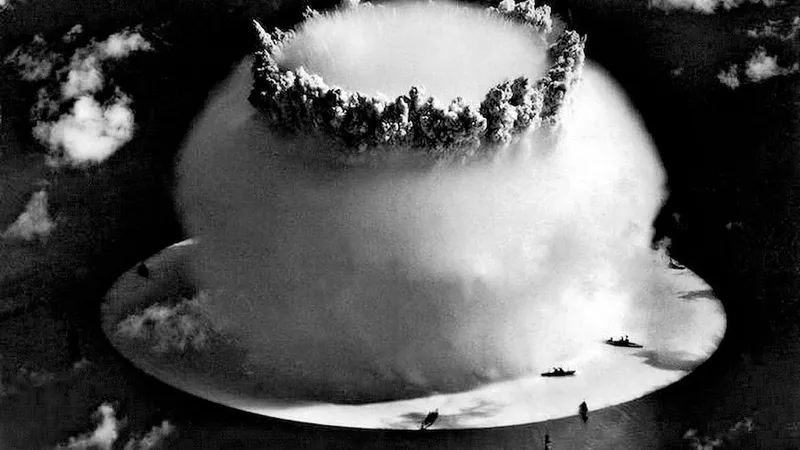 Un nor sub formă de ciupercă și o coloană de apă cauzate de o explozie nucleară subacvatică în Atolul Bikini din Insulele Marshall, în iulie 1946