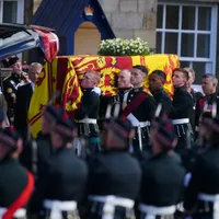 Trupul Reginei Elisabeta a II-a, pentru ultima dată la Palatul Buckingham - FOTO: Profimedia