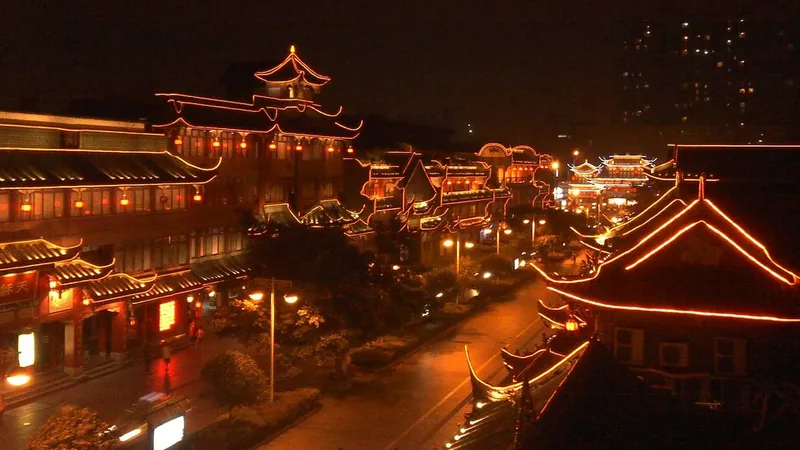 Stradă tradiţională din oraşul chinez Chengdu, cu 16 milioane de locuitori - Foto: PXHere/tkkangna